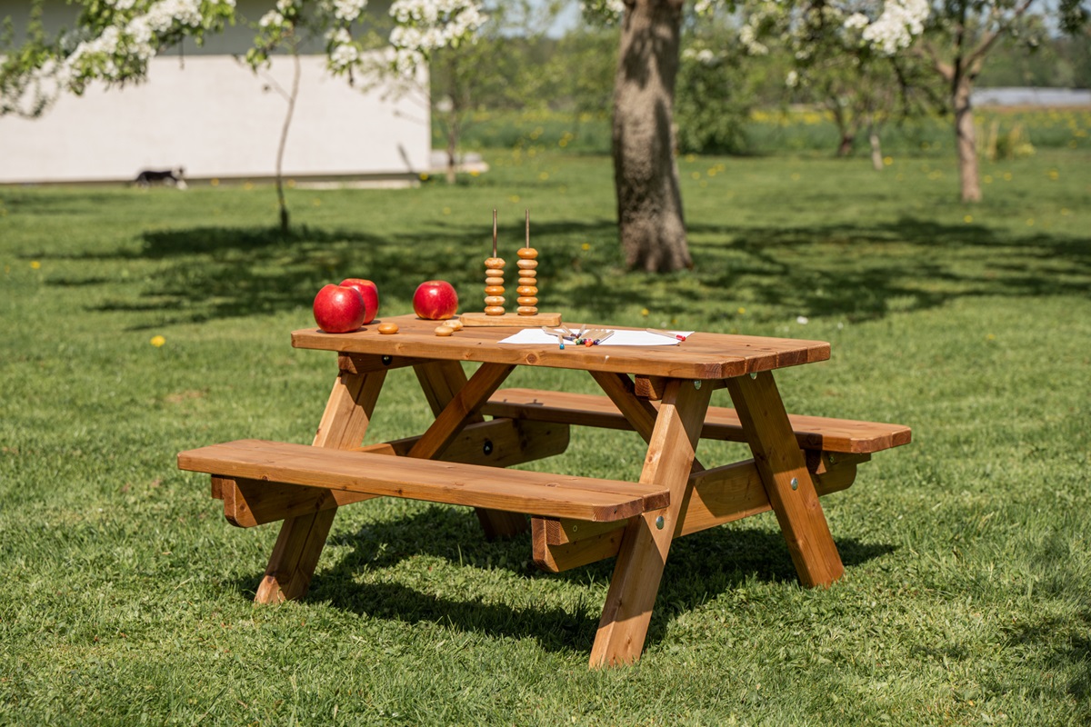 Kindersitzgruppe bestehend aus 1 Kindertisch mit 2 Kinderbänken, braun imprägniert NA047_B